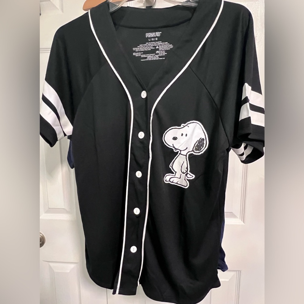 Peanuts Black & White Snoopy Button-Front Women Jersey